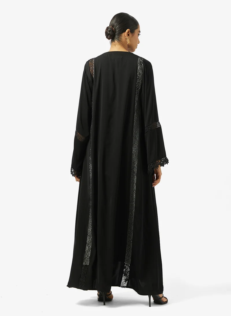 هيا كلوزيت عباية مفتوحة بتفاصيل دانتيل زهري